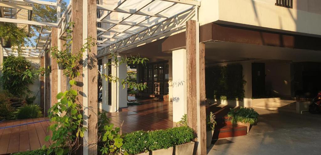 Thousand-Ten Thousand Hotel Bangkok Luaran gambar